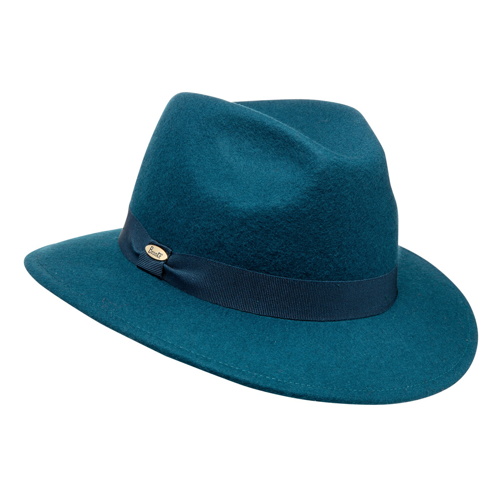 Fedora hoed Cleo is een  hoed van wolvilt, in een teal blauwe kleur met als hoedband een bruin leren riempje met gesp.