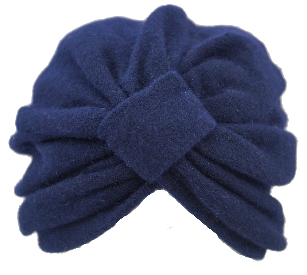 Bronte Yana is een turban gemaakt van een wol jersey in donker blauw. Eeen turban is ideaal voor een "bad-hair-day" of omdat het behoorlijk koud is. Je oren blijft lekker warm en een turban staat heel stylish en zelf verzekerd. Probeer de turban ook eens te dragen zoals Koningin Maxima de turban draagt, met een driehoekje haar  in het midden van het voorhoofd zichtbaar. 