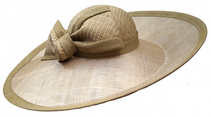 Whiteley- grote ceremonial hoed gemaakt van rio- en sinamay stro, relevé vorm, amandel beige