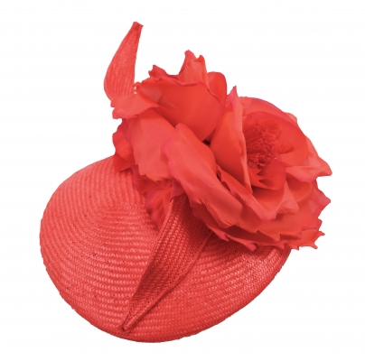 Whiteley- sierlijk ronde pillbox in hand-gevlochten parasisal stro, met zijde bloem, in rood